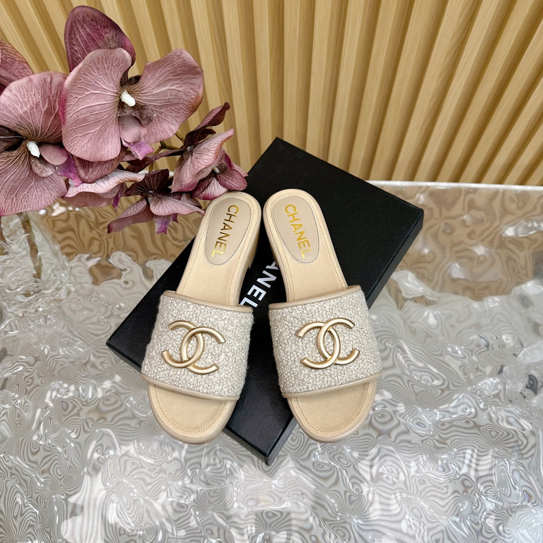 CHANEL PLATFORM SLIPPERS IN LIGHT GREY TWEED AND LAMBSKIN